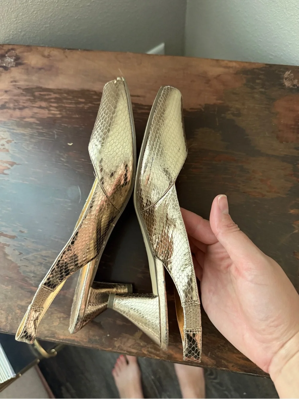 VTG Y2K BCBG Paris Sz 8.5 Kitten Heels Metallic Gold Snakeskin Leather Peep Toe